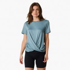 Koszulka treningowa damska Swedemount Core Wrap Soft Tee szybkoschnąca. Zielone bluzki damskie SWEDEMOUNT, bez wzorów, sportowe, bez kołnierzyka, bez ramiączek. W wyprzedaży za 57.00 zł.