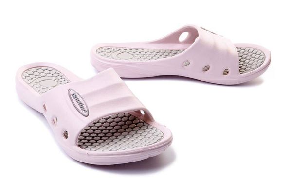 AXIM 7KL2238 pink, klapki basenowe damskie. Czerwone klapki damskie Axim, bez wzorów, bez obcasa, bez zapięcia. Za 34.99 zł.