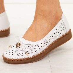 Białe ażurowe skórzane półbuty damskie Filippo Dp7664/26. Białe półbuty damskie Filippo, na lato, w ażurowe wzory, z jeansu, casualowe, bez obcasa, bez zapięcia. W wyprzedaży za 192.72 zł.
