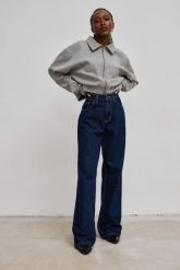 Spodnie jeansowe z szerokimi nogawkami w kolorze NAVY BLUE- MANHATTAN-L. Niebieskie spodnie materiałowe damskie Marsala, z aplikacjami, z denimu, casualowe. Za 459.90 zł.