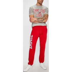 Tommy Jeans - Spodnie. Szare spodnie materiałowe męskie Tommy Jeans, bez wzorów, z bawełny. W wyprzedaży za 229.90 zł.