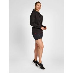 Bluza fitness damska Hummel red Heavy z kapturem. Czarne bluzy damskie Hummel, m, bez wzorów, sportowe, bez ramiączek, z kapturem. W wyprzedaży za 161.45 zł.
