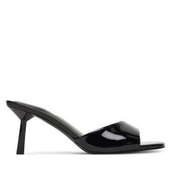 Klapki Guess. Czarne klapki damskie Guess, z aplikacjami, bez obcasa, bez zapięcia. Za 549.99 zł.