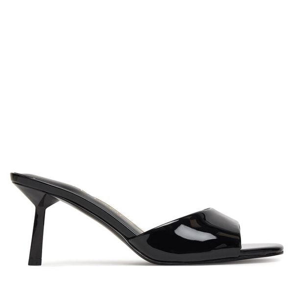 Klapki Guess. Czarne klapki damskie Guess, z aplikacjami, bez obcasa, bez zapięcia. Za 549.99 zł.