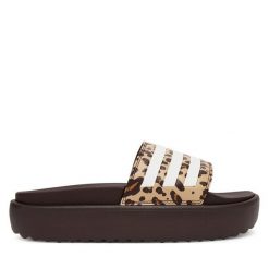 Klapki adidas. Brązowe klapki damskie Adidas, bez wzorów, bez obcasa, bez zapięcia. Za 189.99 zł.