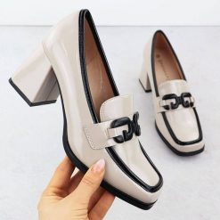 Lakierowane półbuty damskie na słupku beżowe Potocki SZ12553. Brązowe półbuty damskie POTOCKI, bez wzorów, z lakierowanej skóry, eleganckie, bez obcasa, na słupku, bez zapięcia. Za 209.99 zł.