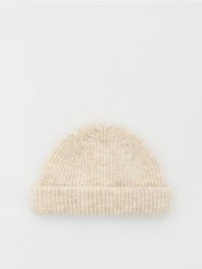 Czapka beanie - złamana biel. Czapki damskie Reserved, bez wzorów. W wyprzedaży za 19.99 zł.
