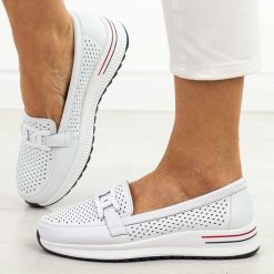 Białe skórzane półbuty damskie Filippo Dp4400/26. Białe półbuty damskie Filippo, na jesień, w ażurowe wzory, z jeansu, biznesowe, z okrągłym noskiem, bez obcasa, na płaskiej podeszwie, bez zapięcia. Za 219.00 zł.