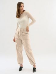 Karen by Simonsen Spodnie materiałowe Maddie 10104748 Beżowy Relaxed Fit. Brązowe spodnie materiałowe damskie Karen by Simonsen, bez wzorów, z bawełny. Za 379.99 zł.