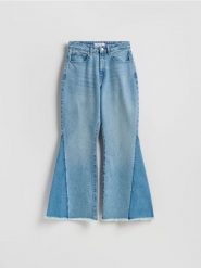 Jeansy flare z łączonych materiałów - niebieski. Niebieskie jeansy damskie Reserved, bez wzorów, z bawełny. Za 139.99 zł.