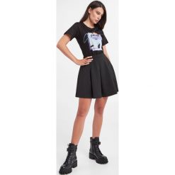 T-shirt EMPORIO ARMANI. T-shirty damskie Emporio Armani, xs, bez wzorów, bez kołnierzyka, bez ramiączek. W wyprzedaży za 377.37 zł.