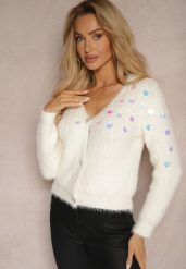 Biały Kardigan z Wełną o Krótkim Kroju na Perełkowe Guziki z Cekinami Terelora. Białe kardigany damskie Renee, z aplikacjami, z jeansu, eleganckie, bez kołnierzyka. Za 99.99 zł.