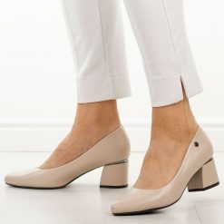 Beżowe czółenka damskie na obcasie Vinceza 62292. Brązowe czółenka damskie VINCEZA, na lato, bez wzorów, ze skóry, eleganckie, bez obcasa, na obcasie, bez zapięcia. Za 179.00 zł.