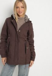 Brązowa Kurtka Parka z Kapturem z Ozdobną Wyściółką Tiolara. Brązowe parki damskie Born2be, l, bez wzorów, z jeansu, z kapturem. Za 169.99 zł.