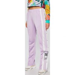Adidas Originals - Spodnie. Fioletowe spodnie materiałowe damskie adidas Originals, bez wzorów, z dzianiny, casualowe. W wyprzedaży za 249.90 zł.