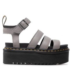 Sandały Dr. Martens. Szare sandały damskie Dr. Martens, bez wzorów, bez obcasa, na koturnie, bez zapięcia. Za 539.99 zł.