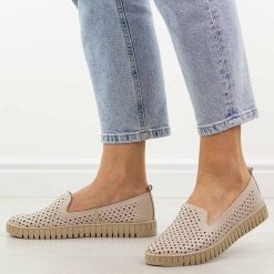 Beżowe ażurowe skórzane Polskie półbuty damskie Deoni D056. Brązowe półbuty damskie Deoni, na jesień, w ażurowe wzory, z jeansu, casualowe, z okrągłym noskiem, bez obcasa, na płaskiej podeszwie, bez zapięcia. Za 429.00 zł.