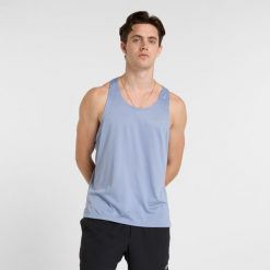Koszulka męska New Balance MT41220DUS – niebieska. Niebieskie koszulki sportowe męskie New Balance, m, bez wzorów, z materiału, bez ramiączek, do biegania. Za 79.99 zł.