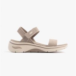 Sandały damskie SKECHERS Go Walk Arch Fit 2.0. Brązowe sandały damskie Skechers, bez wzorów, bez obcasa, bez zapięcia. Za 229.99 zł.