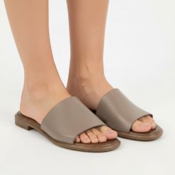 Klapki damskie Armodo, cholewka skóra naturalna fason wsuwany szeroki pasek odkryte palce płaska podeszwa, szare, 40475. Szare klapki damskie Armodo, bez wzorów, ze skóry, bez obcasa, na płaskiej podeszwie, bez zapięcia. Za 269.00 zł.