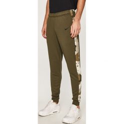 Nike - Spodnie. Zielone spodnie sportowe męskie Nike, l, bez wzorów, z dzianiny, dri-fit (nike). Za 179.90 zł.