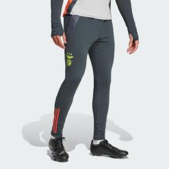 Spodnie Benfica Tiro 24 Competition Training. Czerwone spodnie sportowe męskie Adidas, m, bez wzorów, z dresówki, na fitness i siłownię. W wyprzedaży za 209.30 zł.