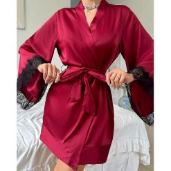 Szlafrok z szerokimi rękawami z miękkiego materiału na relaks w domu Nicolina. Białe szlafroki damskie Intica, m, bez wzorów, bez ramiączek, bez kaptura. Za 129.00 zł.