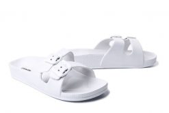 AXIM 7KL1508B biały, klapki basenowe damskie. Białe klapki damskie Axim, bez wzorów, bez obcasa, bez zapięcia. Za 34.99 zł.