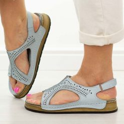 J. Niebieskie skórzane sandały damskie T.Sokolski 321. Niebieskie sandały damskie Sokolski, bez wzorów, ze skóry, bez obcasa, na płaskiej podeszwie, bez zapięcia. Za 269.00 zł.