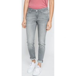 Mustang - Jeansy Jasmin. Szare jeansy damskie Mustang, z aplikacjami, z bawełny. W wyprzedaży za 199.90 zł.