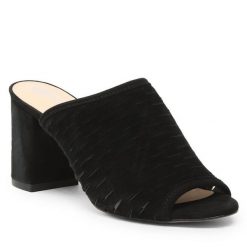 Klapki Solo Femme. Czarne klapki damskie Solo Femme, bez wzorów, bez obcasa, bez zapięcia. Za 299.99 zł.