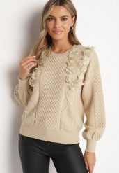 Jasnobeżowy Sweter o Prostym Kroju Zdobiony Aplikacją w Kształcie Kwiatów z Perełkami Leavirae. Brązowe swetry nierozpinane damskie Born2be, z aplikacjami, z jeansu, eleganckie, bez kołnierzyka, bez ramiączek. Za 149.99 zł.