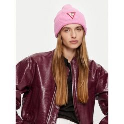 Czapka Guess. Czerwone czapki damskie Guess, na zimę, z aplikacjami. Za 209.99 zł.
