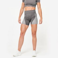 Spodenki fitness cardio damskie Domyos seamless. Czerwone obuwie sportowe damskie DOMYOS, bez wzorów, z materiału, bez zapięcia, na fitness i siłownię. W wyprzedaży za 59.99 zł.
