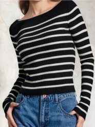Prążkowany sweter z wiskozą - czarny. Czarne swetry nierozpinane damskie Sinsay, l, bez wzorów, prążkowane, bez kołnierzyka, bez ramiączek. Za 39.99 zł.