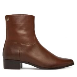Botki Tommy Hilfiger. Brązowe botki damskie Tommy Hilfiger, bez wzorów, bez obcasa, na płaskiej podeszwie, bez zapięcia. Za 699.99 zł.