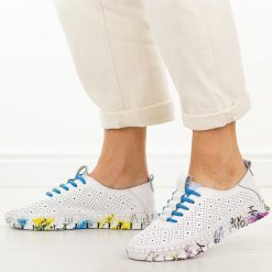 Białe ażurowe skórzane półbuty damskie Vinceza 102656. Białe półbuty damskie VINCEZA, na lato, w ażurowe wzory, z jeansu, casualowe, z okrągłym noskiem, bez obcasa, na płaskiej podeszwie, bez zapięcia. Za 219.00 zł.