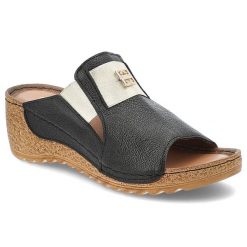 Klapki damskie Armodo, ze skóry naturalnej na platformie z gumą eleganckie, czarne złote, 50109-V. Czarne klapki damskie Armodo, na lato, z aplikacjami, z gumy, eleganckie, bez obcasa, na koturnie, bez zapięcia. Za 249.00 zł.