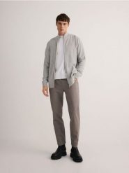 Rozpinany sweter ze stójką - jasnoszary. Szare swetry męskie Reserved, l, bez wzorów, z bawełny, bez kołnierzyka, bez ramiączek. W wyprzedaży za 89.99 zł.