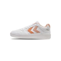 Trenerzy damscy Hummel St. Power Play. Białe obuwie sportowe damskie Hummel, bez wzorów, bez zapięcia. W wyprzedaży za 228.00 zł.