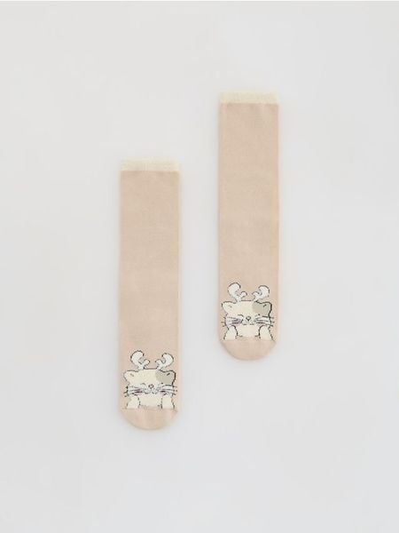 Skarpety ze świątecznym motywem - beżowy. Brązowe skarpetki damskie Reserved, bez wzorów. Za 29.99 zł.