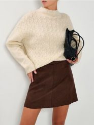 Sweter damski z warkoczowym splotem - kremowy. Białe swetry nierozpinane damskie Sinsay, l, bez wzorów, ze splotem, bez kołnierzyka, bez ramiączek. Za 59.99 zł.