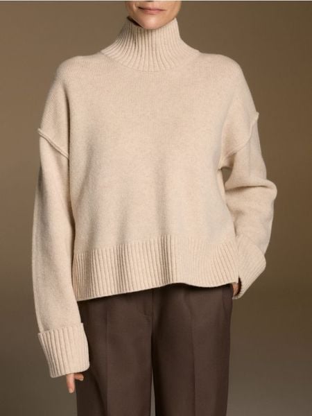 Wełniany sweter z golfem - beżowy. Brązowe swetry nierozpinane damskie Reserved, l, bez wzorów, z dzianiny, bez kołnierzyka, bez ramiączek. Za 259.99 zł.