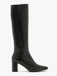 Czarne kozaki damskie z wąską cholewką. Czarne kozaki damskie Ryłko, bez wzorów, ze skóry, bez obcasa, na obcasie, bez zapięcia. W wyprzedaży za 339.99 zł.