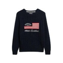 Sweter damski z warkoczowym splotem Superdry Flag. Niebieskie swetry nierozpinane damskie Superdry, na zimę, bez wzorów, ze splotem, eleganckie, bez kołnierzyka, bez ramiączek. Za 379.60 zł.