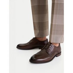 Półbuty Lasocki. Brązowe buty wizytowe męskie Lasocki, bez wzorów, bez obcasa, bez zapięcia. Za 279.99 zł.