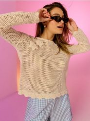 Bawełniany ażurowy sweter z haftowanymi kwiatami - kremowy. Białe swetry nierozpinane damskie Sinsay, l, w ażurowe wzory, z bawełny, bez kołnierzyka, bez ramiączek. Za 55.99 zł.