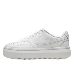 Buty do chodzenia damskie Nike Court Vision Alta. Białe obuwie sportowe damskie Nike, bez wzorów, z materiału, bez zapięcia, trekkingowe, Nike Court. Za 514.00 zł.