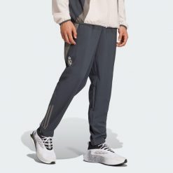Spodnie Real Madrid Tiro 24 Competition Presentation. Brązowe spodnie sportowe męskie Adidas, s, bez wzorów, z dresówki, do piłki nożnej. W wyprzedaży za 178.00 zł.