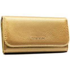 Duży portfel damski ze skóry ekologicznej w złotym kolorze, zamykany zatrzaskiem - 4U Cavaldi. Żółte portfele damskie 4U Cavaldi, ze skóry ekologicznej. Za 45.00 zł.